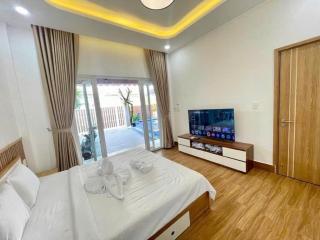 Green Jungle Villa - Phù Hợp Gia Đình Từ 10 - 20 Người Lớn & Trẻ Em - Sân BBQ Đậu Được Xe ô tô 16 chỗ- Hồ bơi riêng- 5 Phút Đi Bộ Đến Biển - 5 Phút Đến Chợ Hải Sản Phú Thuỷ- Hồ Cá Koi - 3