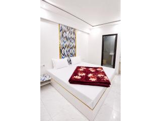 M-Town Inn Nainital Premium Stay with Modern Rooms, Family Comfort & Beautiful Hill Views - 8