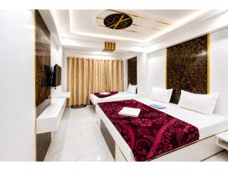 M-Town Inn Nainital Premium Stay with Modern Rooms, Family Comfort & Beautiful Hill Views - 3