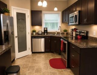 Upscale Suite By Restaurants, Costco, Best Buy, Airport - 1