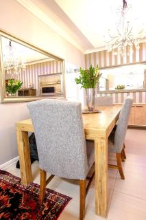 The Opal Room in a Luxury 3 Bedroom Home in Kyalami - 1