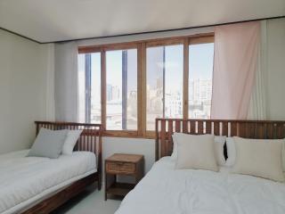 5 min to Gangnam-gu Office Station, 5 min to Cheongdam Station, 3BR, Spacious, 1 min to Cheongdam Luxury Street, Apgujeong, COEX, 5 min by car to Seongsu - 6