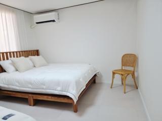5 min to Gangnam-gu Office Station, 5 min to Cheongdam Station, 3BR, Spacious, 1 min to Cheongdam Luxury Street, Apgujeong, COEX, 5 min by car to Seongsu - 1