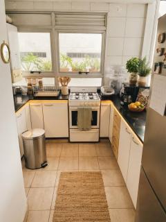 Living, 2 dormitorios con Cochera y Vista a los Bosques, BBQ y Laundry - 1