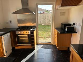 Spacious 3 Bed Home, Sleeps 6, Free Parking , Family & Contractor Stay - 7