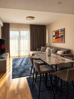 Cloud Nine Living 2BR Luxury Apartment - City Center - Free Parking - 9