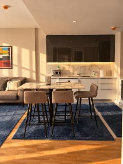 Cloud Nine Living 2BR Luxury Apartment - City Center - Free Parking - 1