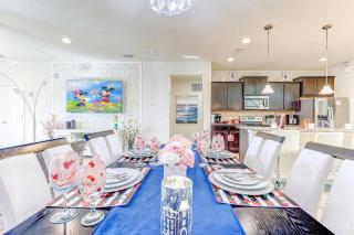 Spacious Family Villa | Pool • Parking • Near Disney World - 1