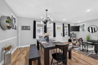 Fully Stocked 4BR Bungalow | Near Tower Grove Park & The Grove | Free Parking - 9