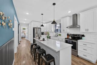 Fully Stocked 4BR Bungalow | Near Tower Grove Park & The Grove | Free Parking - 5