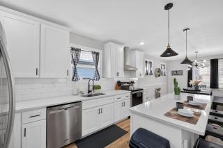 Fully Stocked 4BR Bungalow | Near Tower Grove Park & The Grove | Free Parking - 2