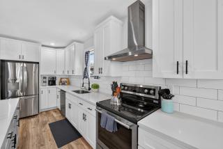 Fully Stocked 4BR Bungalow | Near Tower Grove Park & The Grove | Free Parking - 3