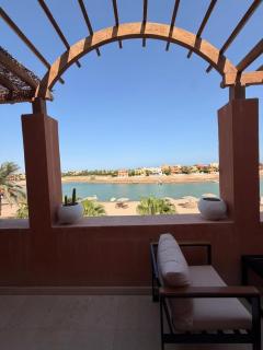 Relaxing 2BR Chalet with Lagoon & Pool View in El Gouna West Golf - 9