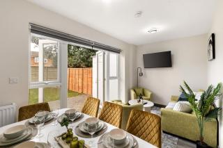 Relaxed 3BR Home - Garden & Free Parking - 0