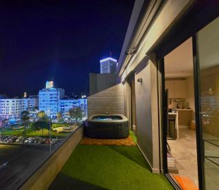 Central Penthouse - Private Jacuzzi - Skyline View - 4