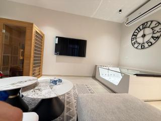 Serenity Spa Suite Private Jacuzzi and Sauna 2BR - 5