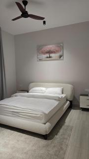 Serenity Spa Suite Private Jacuzzi and Sauna 2BR - 1