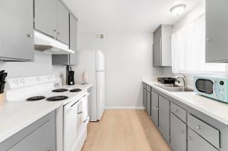 Charming Two Bedroom Sleeps 6! Close To Strip - 2
