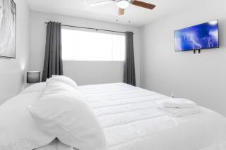Chic 2 Bed Oasis Sleeps 6! Minutes From Strip - 4