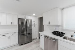 5Mins to Fremont 10Mins to Strip! Sleeps 8 - 7