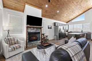 Honeydew Cabin - Romantic Sauna Views Hot Tub - 9