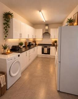 Stylish 4BR Stay, Sleeps 10, Derby Centre - 3