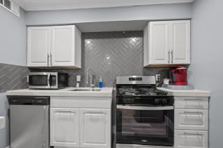 Stylish 2-Bedroom Apartment Near Toyota Center and Med Center - 1