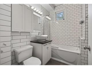 Two Bedroom Plateau Gem with Office Near Parc La Fontaine - 4