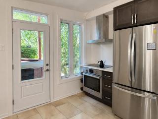 Two Bedroom Plateau Gem with Office Near Parc La Fontaine - 2