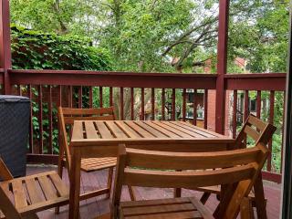 Two Bedroom Plateau Gem with Office Near Parc La Fontaine - 1