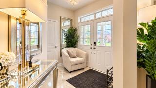 Kleinburg Luxe Town Residence 9 Queen Beds Sleeps 18 - 1