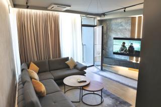 Luxe Living Lakescape Suite - Lake View Residences - 8