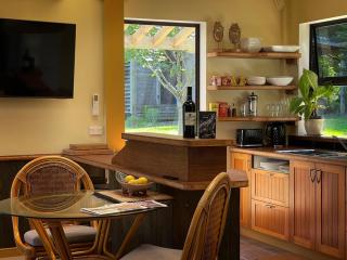 Greenwood Bungalow - Stylish Retreat - 7