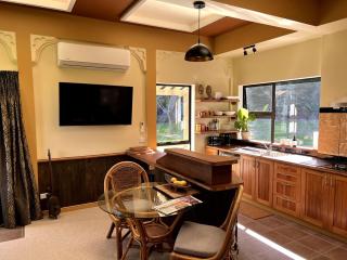 Greenwood Bungalow - Stylish Retreat - 2