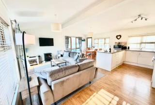 Lodge 10 Upton Lakes and Lodges Old Hill Cullompton Devon EX151RA - 6