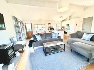Lodge 10 Upton Lakes and Lodges Old Hill Cullompton Devon EX151RA - 5