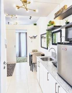 Cozy 1BR Tagaytay Condo with Balcony & Wi-Fi near Sky Ranch, Taal View - 3