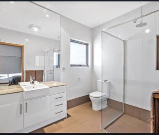 Sea Breeze Waterfront Retreat – Spacious 6-Bedroom Holiday Home on Wallaroo Marina - 3