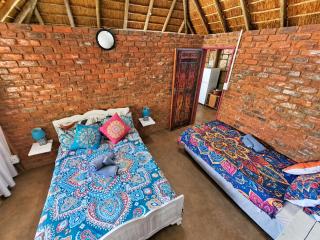 5 Sleeper Bushcamp Chalet Hartbeespoort - 8