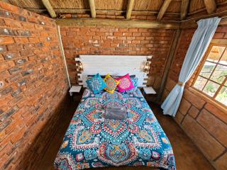 5 Sleeper Bushcamp Chalet Hartbeespoort - 7
