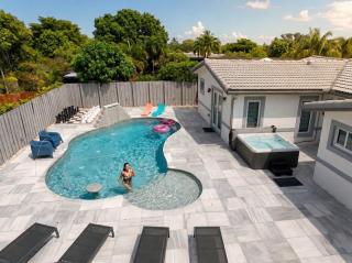 Modern Home - Pool BBQ Jacuzzi Pool table - 0