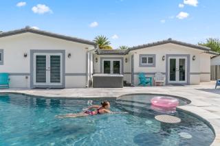 Modern Home - Pool BBQ Jacuzzi Pool table - 9