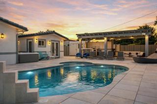 Modern Home - Pool BBQ Jacuzzi Pool table - 8