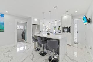 Modern Home - Pool BBQ Jacuzzi Pool table - 3