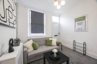 Modern 2-Bed Derby House Free Parking Sleeps 4 - 9