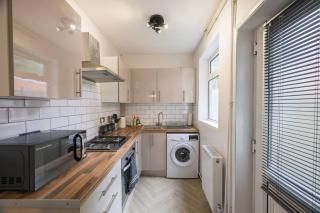 Modern 2-Bed Derby House Free Parking Sleeps 4 - 8