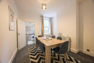 Modern 2-Bed Derby House Free Parking Sleeps 4 - 7