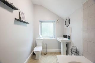 Modern 2-Bed Derby House Free Parking Sleeps 4 - 6
