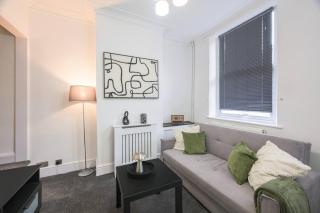 Modern 2-Bed Derby House Free Parking Sleeps 4 - 5