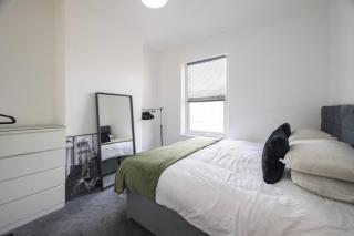 Modern 2-Bed Derby House Free Parking Sleeps 4 - 4